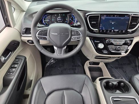 Used 2024 Chrysler Pacifica Limited FWD image 12