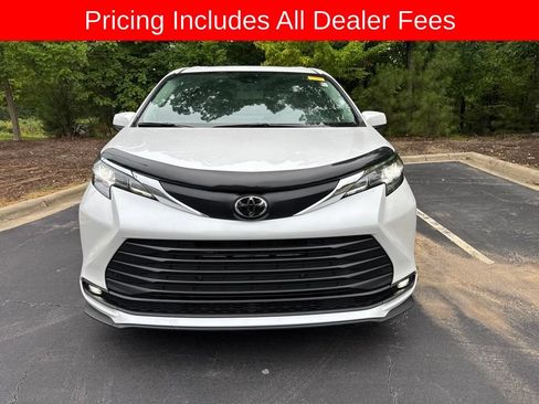 Used 2026 Toyota Sienna XLE FWD image 2