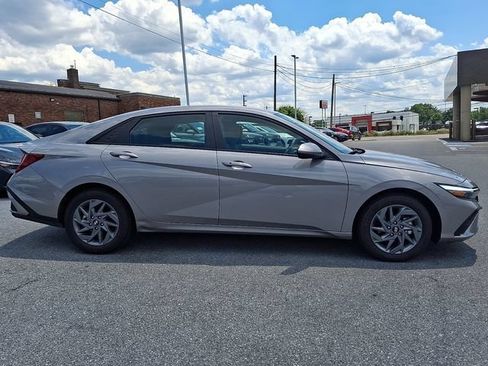Certified 2025 Hyundai Elantra Hybrid FWD image 4