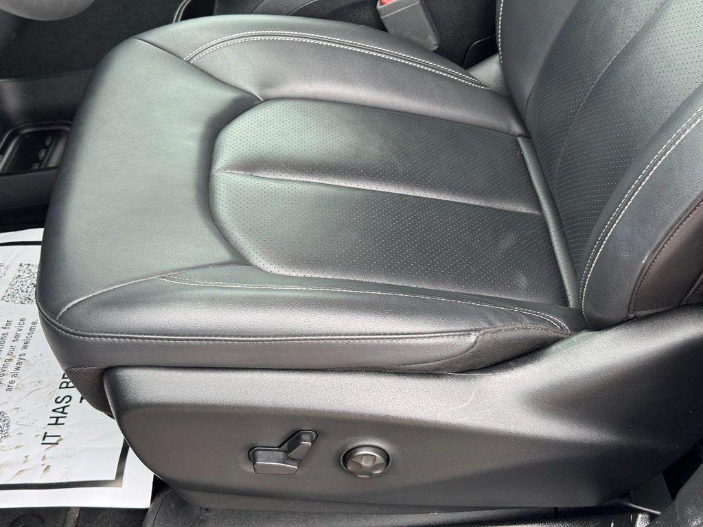 Used 2025 Chrysler Pacifica Select FWD image 28