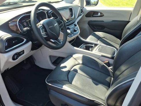 Certified 2024 Chrysler Pacifica Limited AWD/4WD image 13