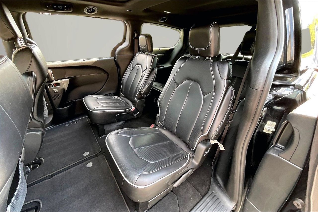 Used 2025 Chrysler Pacifica Limited FWD image 23