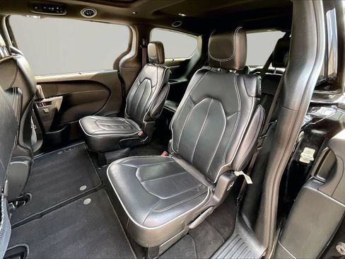 Used 2025 Chrysler Pacifica Limited FWD image 23