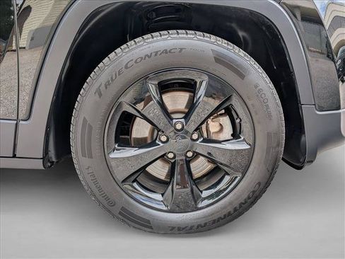 Used 2017 Jeep Cherokee Sport AWD/4WD image 25