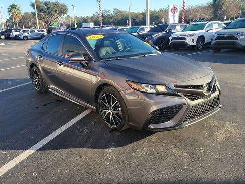 Used 2023 Toyota Camry SE image 2