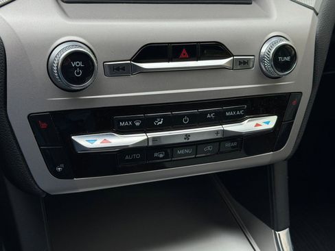 Used 2023 Ford Explorer XLT w/ Equipment Group 202A AWD/4WD image 17