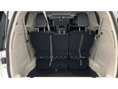 Used 2023 Chrysler Pacifica Limited w/ Uconnect Theater Family Group FWD image 27
