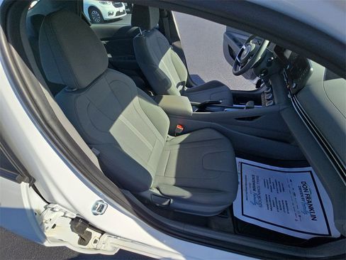 Used 2025 Hyundai Elantra SE image 28