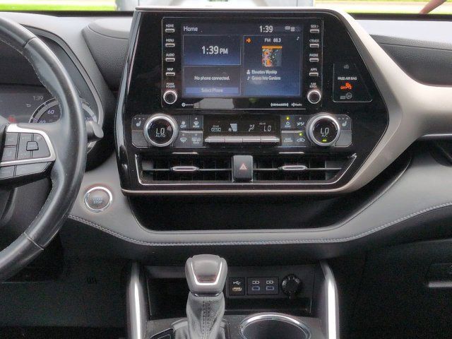 Used 2022 Toyota Highlander XLE FWD image 18
