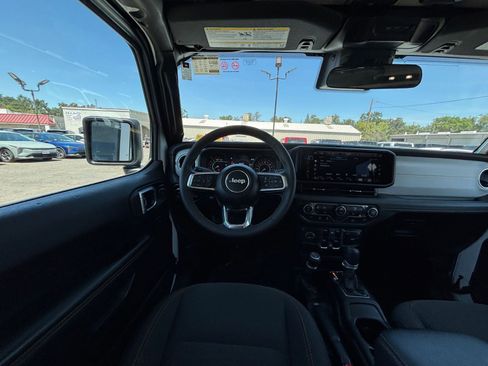 Used 2025 Jeep Wrangler Unlimited Sahara AWD/4WD image 34