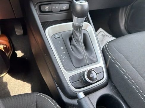 Used 2025 Hyundai Venue SEL FWD image 50