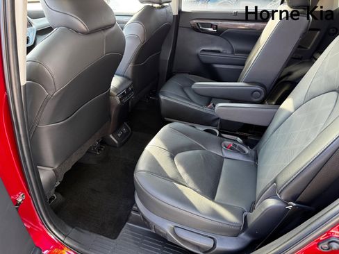 Used 2023 Toyota Highlander Platinum image 12