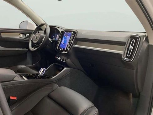 Used 2025 Volvo XC40 B5 Plus image 21