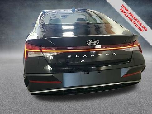 Used 2025 Hyundai Elantra SEL image 18