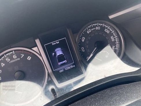 Used 2016 Toyota Tacoma Limited image 4