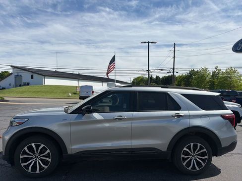Used 2023 Ford Explorer ST-Line w/ Class IV Trailer Tow Package AWD/4WD image 5