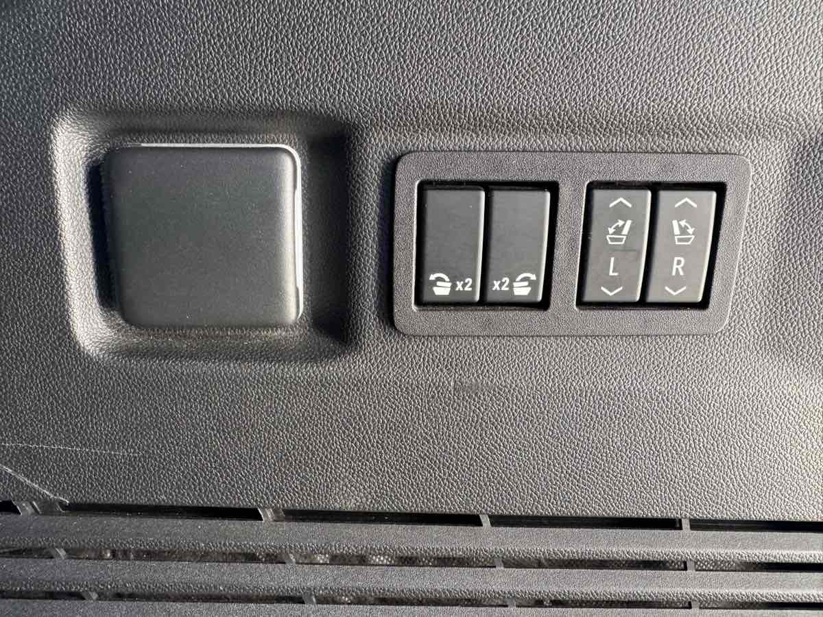 Used 2023 GMC Yukon Denali Ultimate AWD/4WD image 31