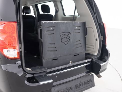 Used 2016 Dodge Grand Caravan American Value Package FWD image 39