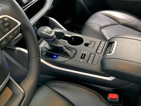 Used 2022 Toyota Highlander XLE image 17