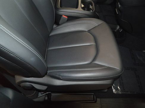 Used 2025 Chrysler Pacifica Select AWD/4WD image 12
