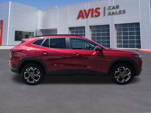 Used 2025 Chevrolet Trax LT w/ LT Convenience Package FWD image 7