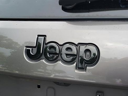 Used 2018 Jeep Grand Cherokee Altitude RWD image 29