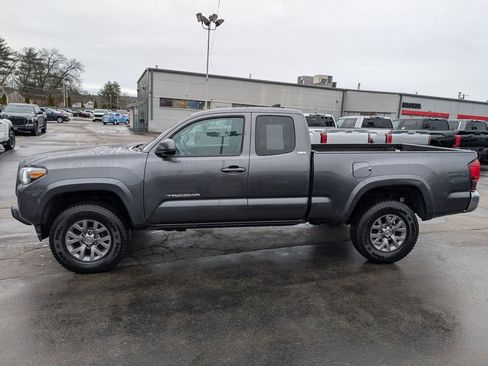 Used 2019 Toyota Tacoma SR5 w/ SR5 Appearance Package (SM) image 3