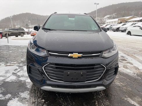 Used 2021 Chevrolet Trax LT w/ Premium Seat Package image 2