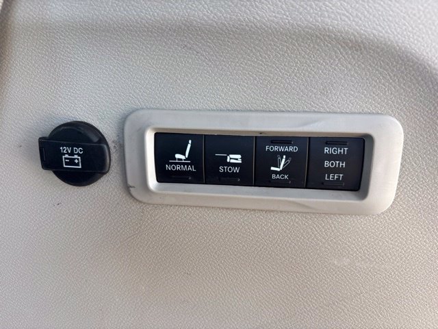 Used 2022 Chrysler Pacifica Limited FWD image 35