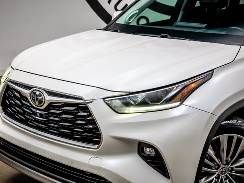 Used 2021 Toyota Highlander Platinum FWD image 19