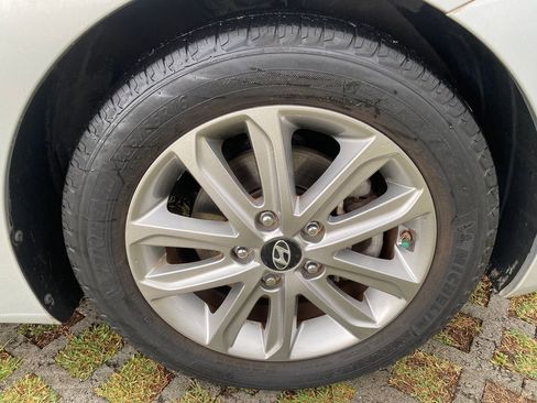 Used 2016 Hyundai Elantra SE w/ Option Group 02 FWD image 9