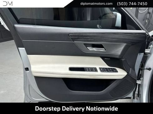Used 2018 Jaguar XF S RWD image 23