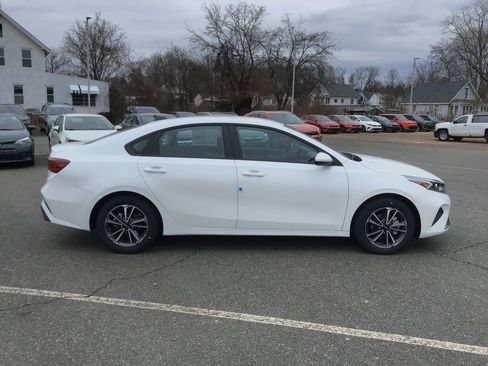Used 2023 Kia Forte LXS image 9