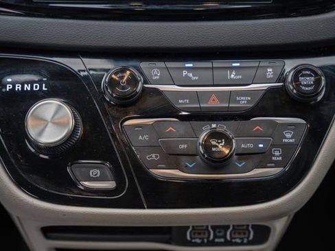 Used 2024 Chrysler Pacifica Touring-L image 24