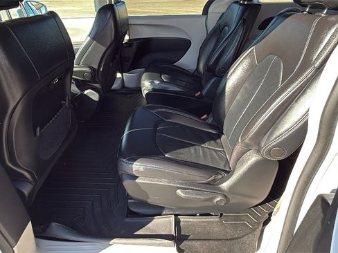 Used 2022 Chrysler Pacifica Touring-L image 13
