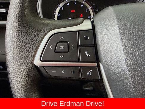 Used 2023 Toyota Highlander L FWD image 13