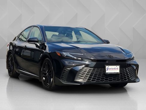 Used 2025 Toyota Camry SE image 3