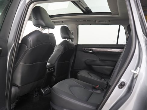 Used 2025 Toyota Highlander Limited AWD/4WD image 18