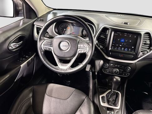 Used 2018 Jeep Cherokee Latitude Plus w/ Cold Weather Group FWD image 15