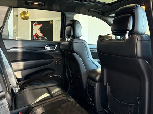 Used 2015 Jeep Grand Cherokee SRT image 24