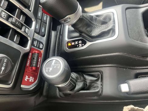 Used 2025 Jeep Wrangler Unlimited Rubicon AWD/4WD image 24