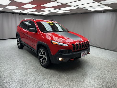 Used 2018 Jeep Cherokee Trailhawk w/ Cold Weather Group AWD/4WD image 23