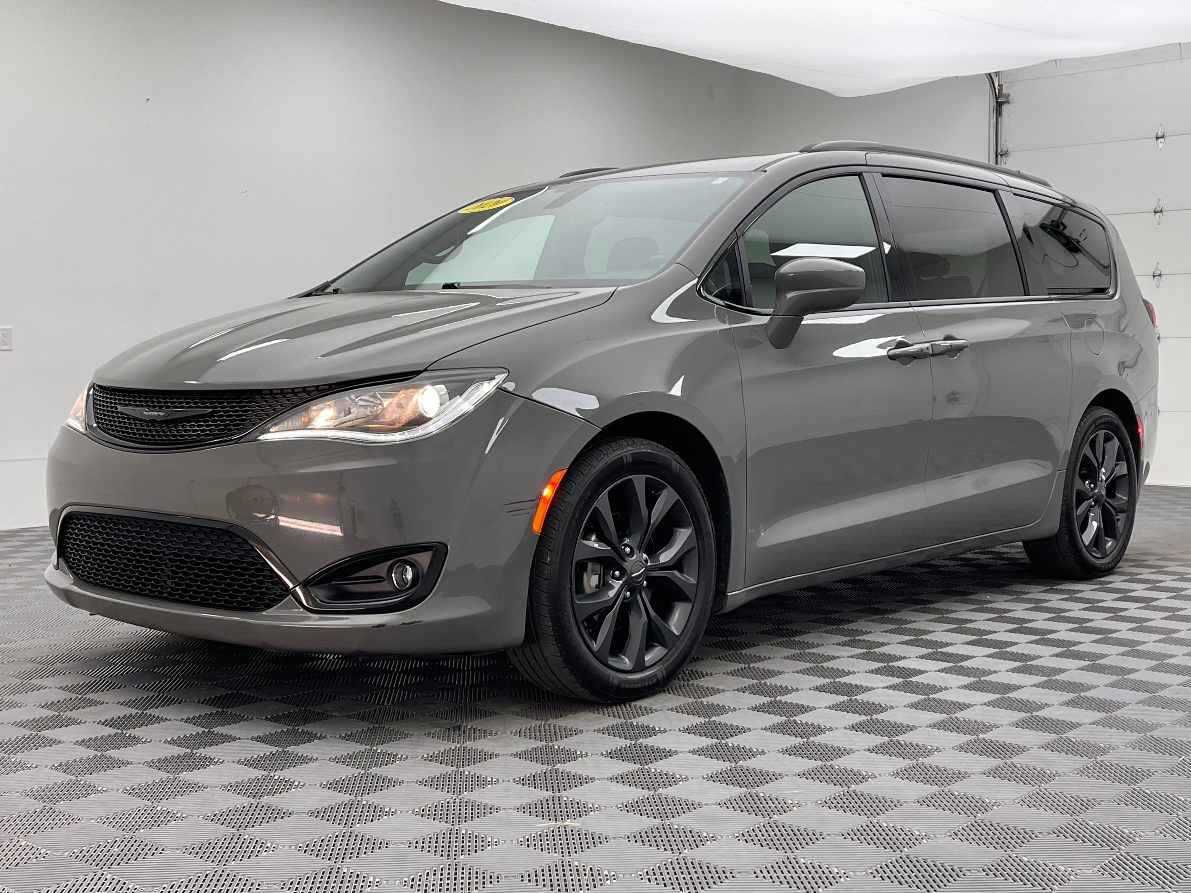 Used 2020 Chrysler Pacifica Touring-L Plus w/ S Appearance Package FWD image 2