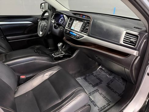 Used 2017 Toyota Highlander XLE FWD image 19