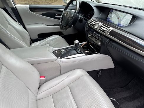 Used 2013 Lexus LS 460 w/ Comfort Pkg RWD image 15