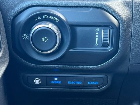 Used 2023 Jeep Wrangler Unlimited Sahara image 32