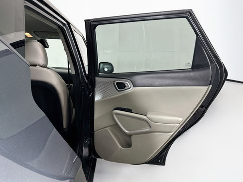 Used 2025 Kia Soul LX w/ LX Technology Package FWD image 28