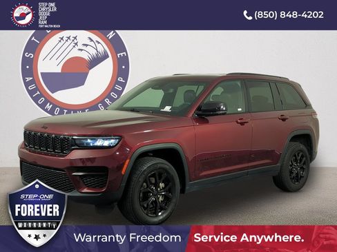 Used 2024 Jeep Grand Cherokee Altitude AWD/4WD image 2