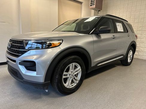 Used 2023 Ford Explorer XLT AWD/4WD image 2