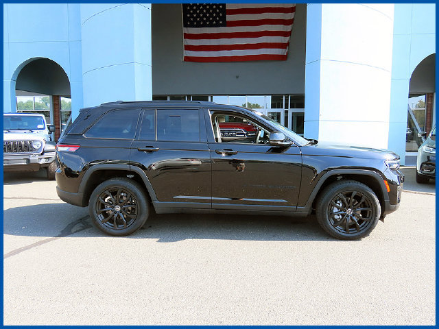 Used 2023 Jeep Grand Cherokee Limited w/ Black Appearance Package AWD/4WD image 2